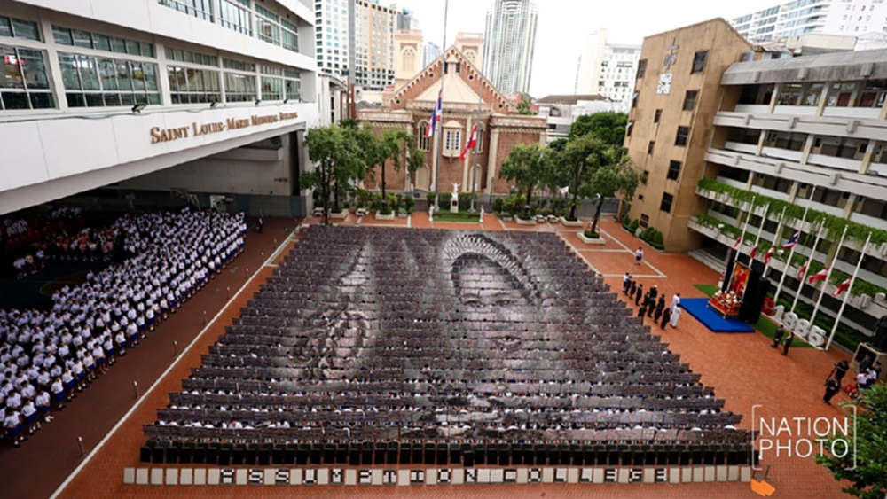 ชาวอัสสัมชัญ แปรอักษร พระบรมราชชนนีพันปีหลวง แสดงความอาลัย
