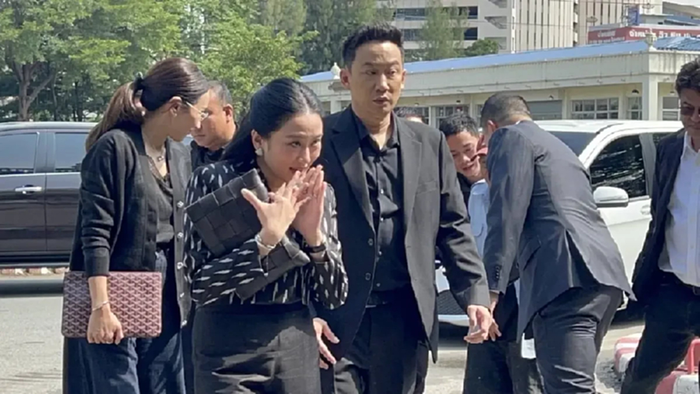 'โอ๊ค-เอม-อิ๊งค์' เยี่ยม 'ทักษิณ' ใกล้ชิด กินข้าวโต๊ะเดียวกัน