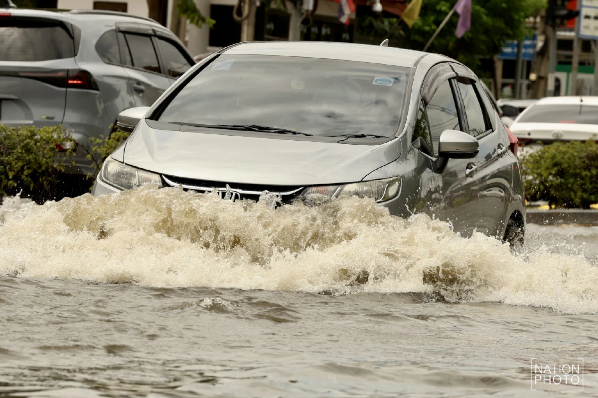 ฝนถล่มกรุงเทพฯ ดอนเมืองน้ำยังท่วมขัง ถนนสรงประภา น้ำยังท่วมขัง