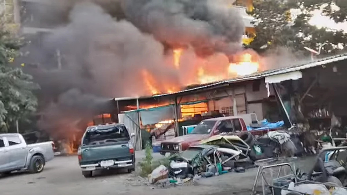 เหตุระทึก! ไฟไหม้อู่ซ่อมรถ ควันดำพวยพุ่ง เจ้าหน้าที่เร่งฉีดน้ำสกัดเพลิง