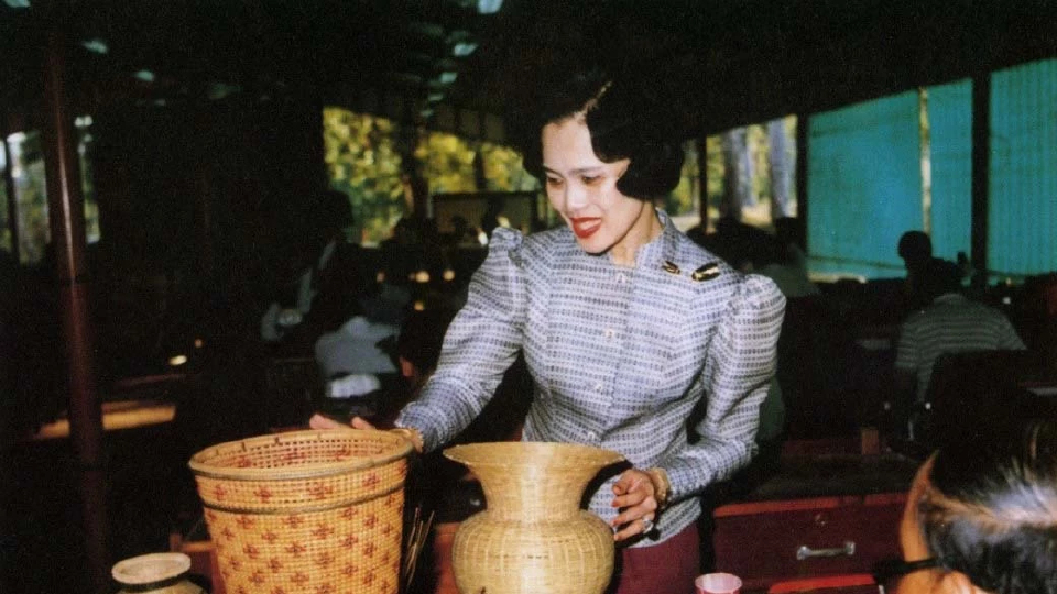 "สมเด็จพระพันปีหลวง" ทรงอภิบาลศิลปาชีพ ปั้นชาวนาสู่ช่างศิลป์ระดับโลก