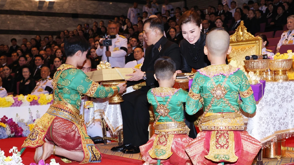 ในหลวง-พระราชินี ทอดพระเนตร การแสดงโขนเรื่อง รามเกียรติ์ ตอน 'สัตยาพาลี' รอบปฐมทัศน์