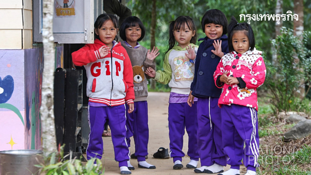 น่านหนาวมาก อุณหภูมิ 15°C เด็กๆ บ้านสันเจริญ แห่ใส่เสื้อกันหนาว