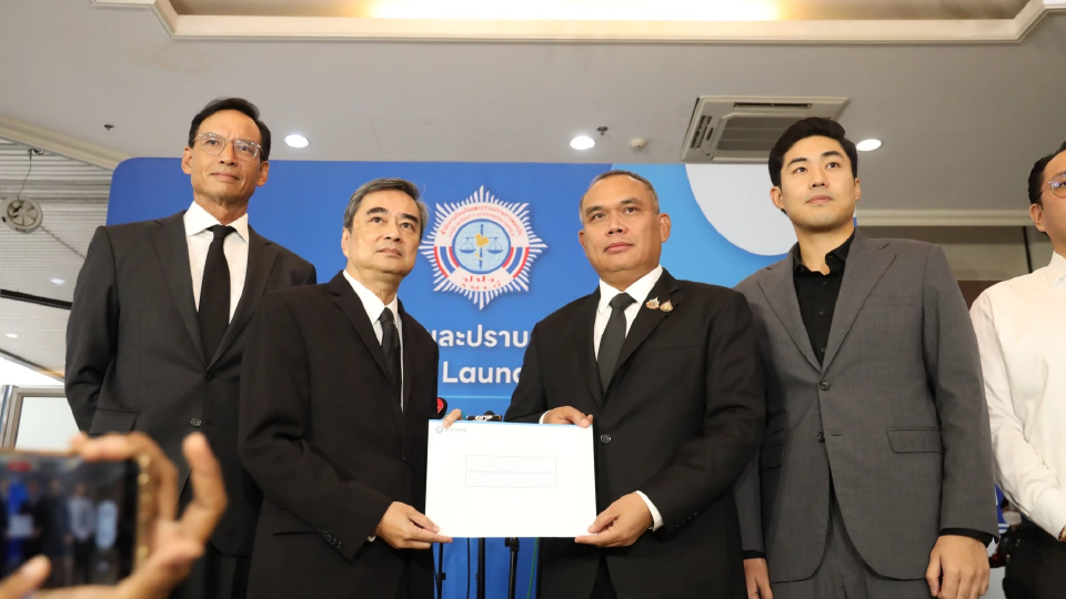 'อภิสิทธิ์' ยื่นป.ป.ง.สอบเส้นทางสแกมเมอร์ โยง'2รมต.' หวังฟื้นเชื่อมั่น