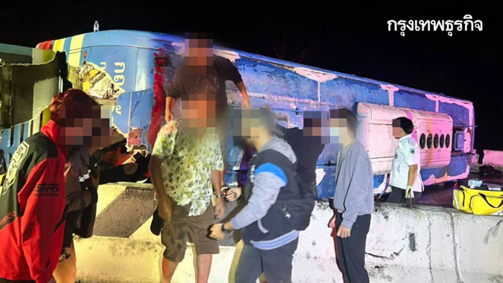 รถทัวร์พลิกคว่ำ ถนนลำปาง-เชียงใหม่ เจ็บอื้อ มีปิดถนน เร่งตัดไฟ