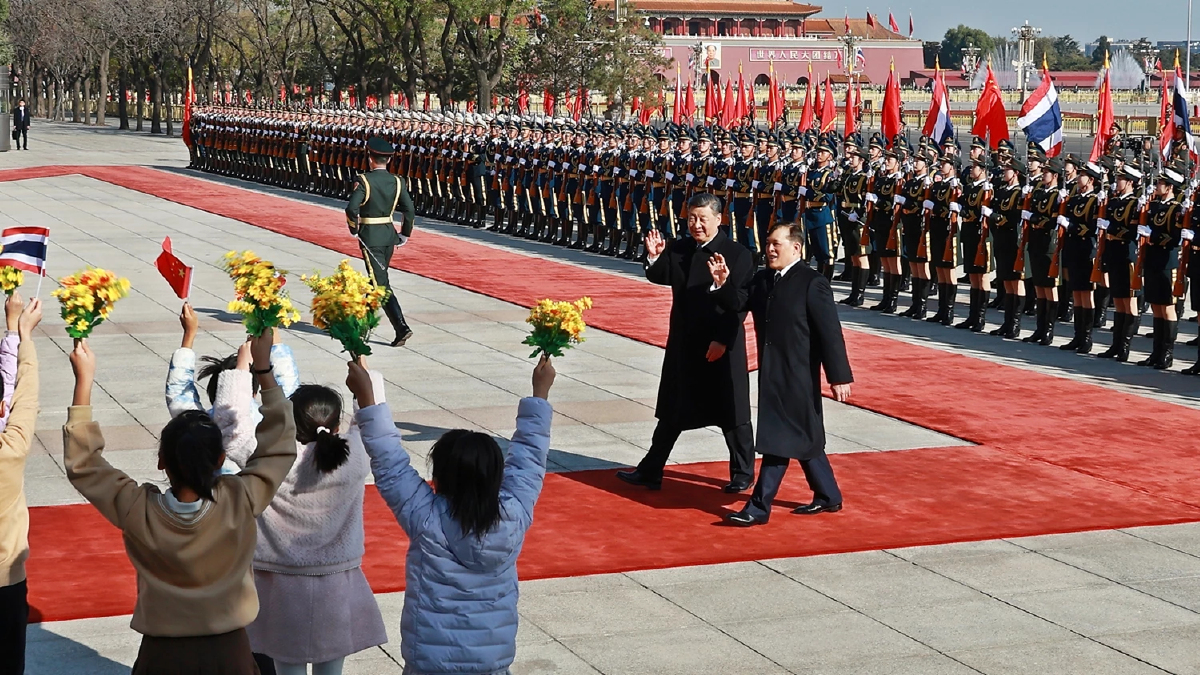 ในหลวง-พระราชินี เสด็จฯ มหาศาลาประชาชน สี จิ้นผิง-ภริยา เฝ้าฯ รับเสด็จ