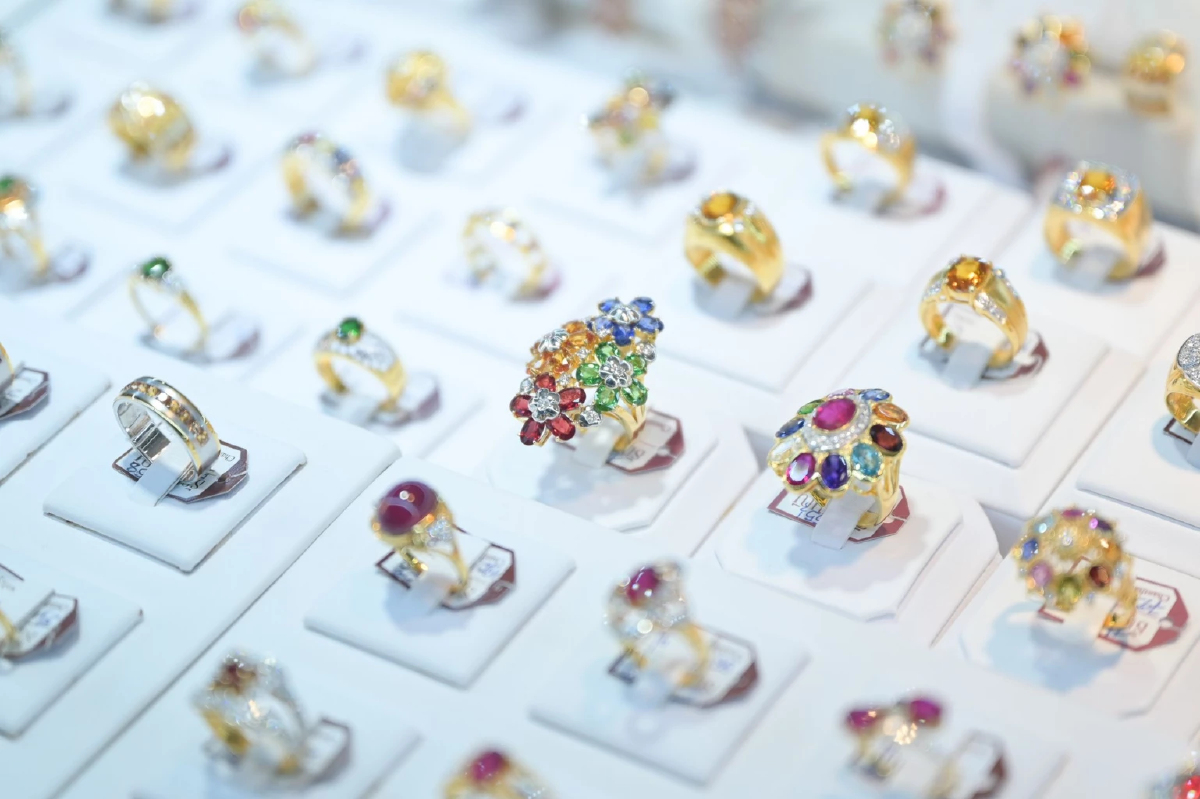 จีไอที น้อมรำลึก “สมเด็จพระพันปีหลวง” แสงแห่งพระบารมี ส่องประกายดังอัญมณีเมืองจันท์