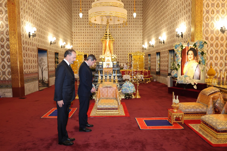 รมช.กลาโหมอิตาลี เข้าถวายราชสักการะ พระบรมศพ สมเด็จพระพันปีหลวง