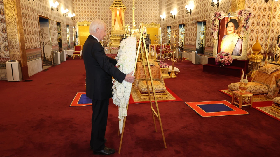 เจ้าชายแห่งราชรัฐลิกเตนสไตน์ ทรงวางพวงมาลาถวายราชสักการะพระบรมศพ พระพันปีหลวง