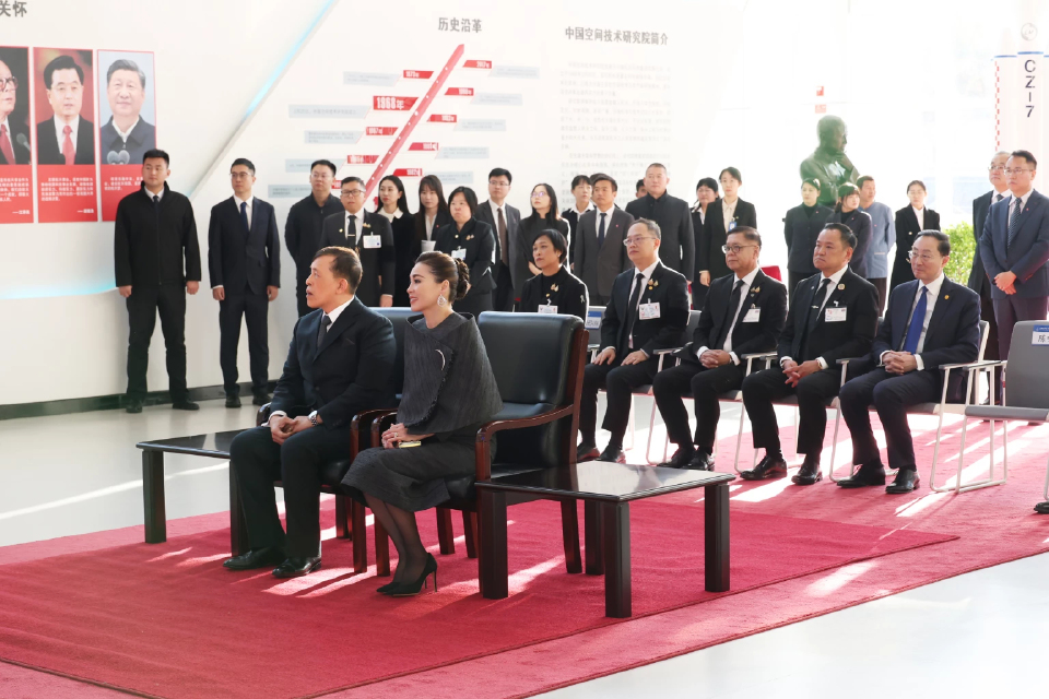 ในหลวง-พระราชินี ทอดพระเนตรศูนย์พัฒนาเทคโนโลยีและทรัพยากรด้านการศึกษา