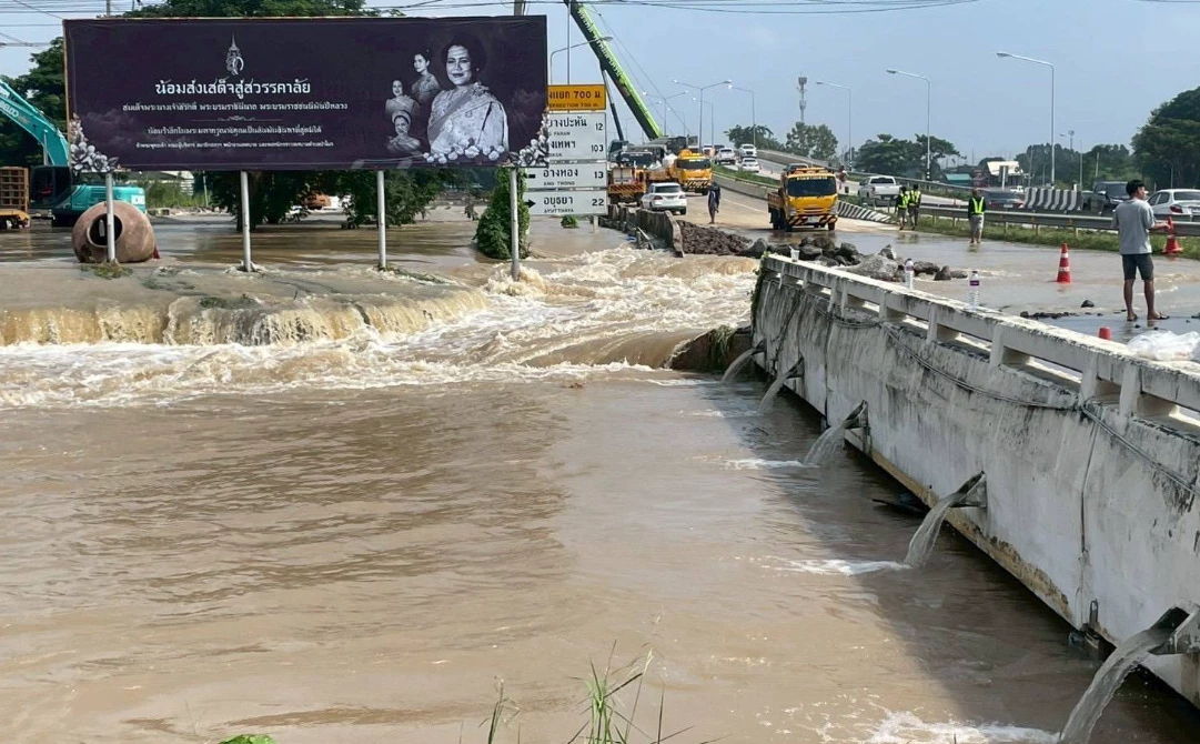ทล.33 'สะพานป่าโมก' รับมือวิกฤตน้ำท่วม เร่งเสริม Bigbag 3 เมตร