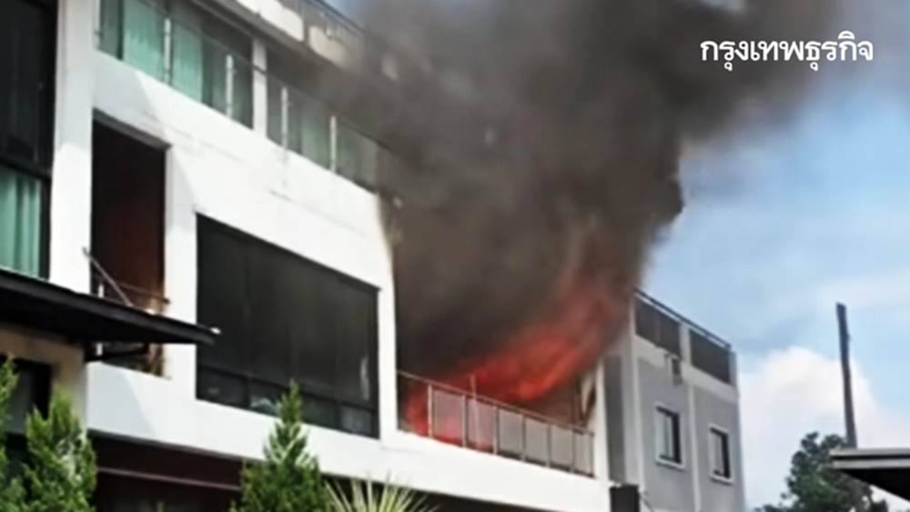 ด่วน! ไฟไหม้บ้านหรู ซอยทวีวัฒนา-กาญจนาภิเษก 8/1 จนท.เร่งดับเพลิง