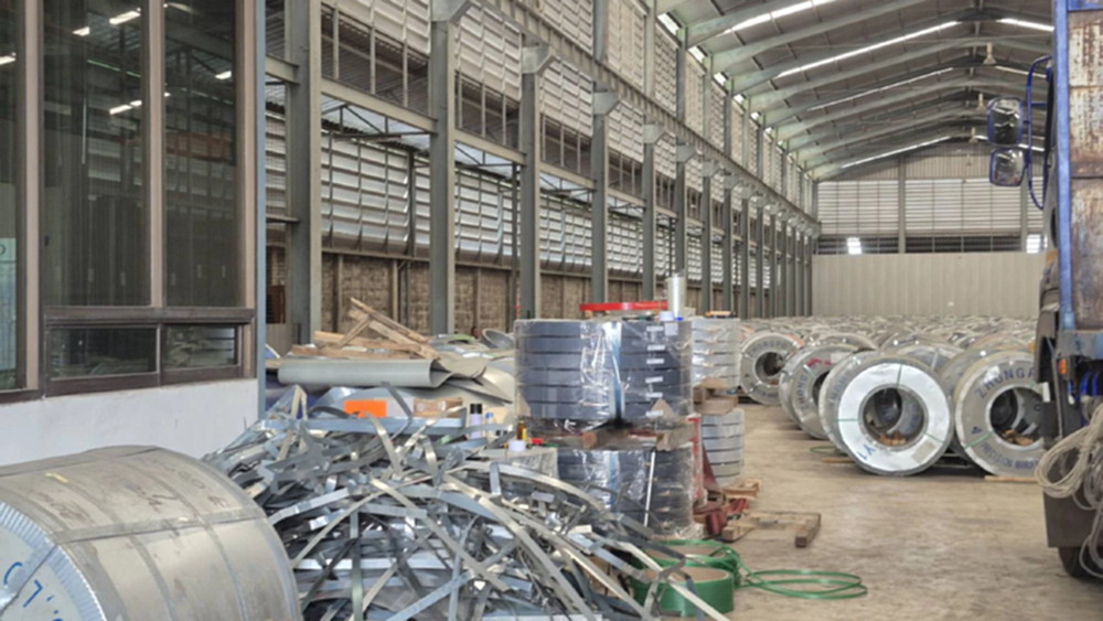 กรมพัฒน์ ลุยตรวจสอบธุรกิจค้าเหล็กต่างชาติ  พบ 2 รายไม่มีใบอนุญาตการทำงานคนต่างด้าว