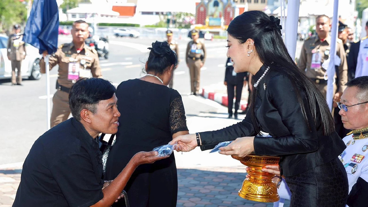 สมเด็จพระเจ้าลูกเธอ เจ้าฟ้าสิริวัณณวรี นารีรัตนราชกัญญา พระราชทานเข็มกลัดริบบิ้นสีดำแก่ประชาชนที่มาเข้ากราบถวายบังคมพระบรมศพ
