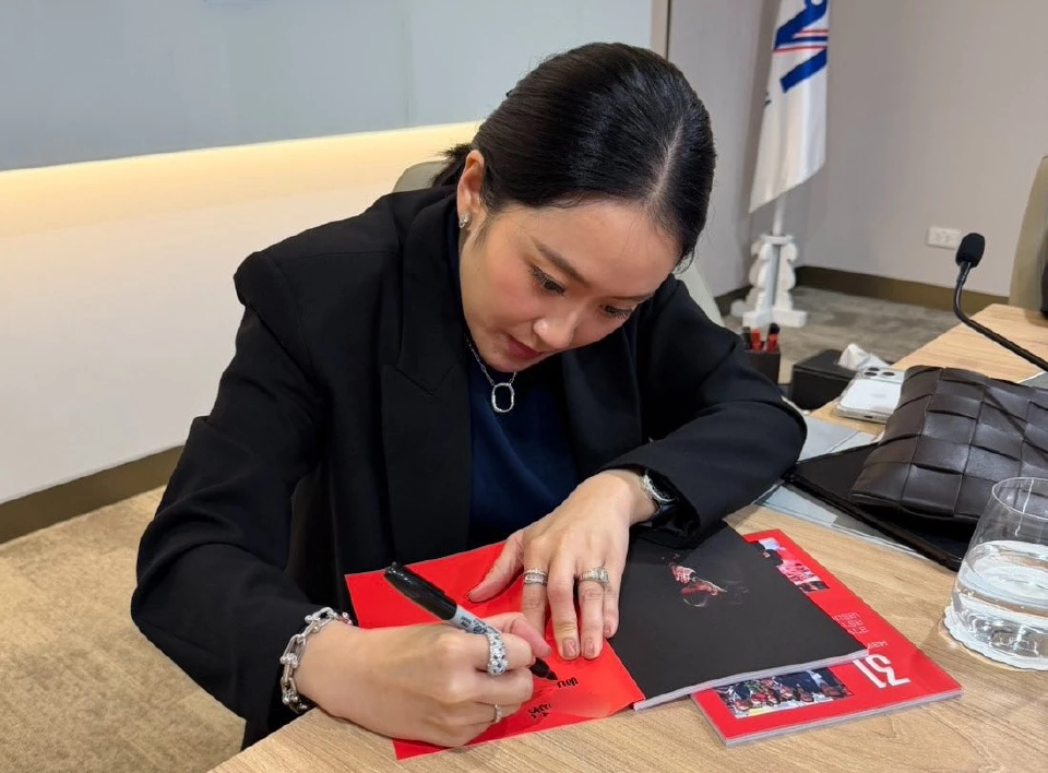 'สรวงศ์' โชว์รูป 'อิ๊งค์' เซ็นหนังสือ โปรโมตช่วงนายกฯ-หัวหน้า พท.