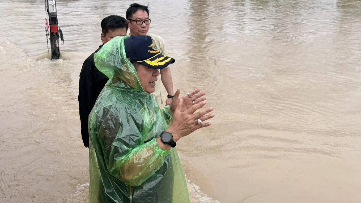 'ธรรมนัส' ลุยฝนช่วยน้ำท่วมหาดใหญ่ ดูการระบายน้ำ สั่งฟื้นฟู รร.หลังน้ำลด