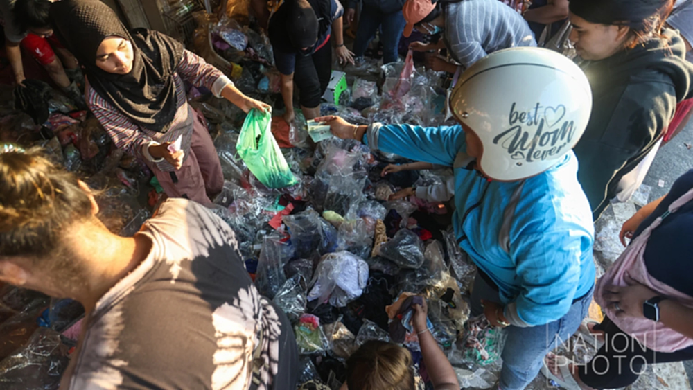 น้ำท่วมคลี่คลาย พ่อค้า-แม่ค้าหาดใหญ่ ขนสินค้าน้ำท่วม ขายราคาถูก