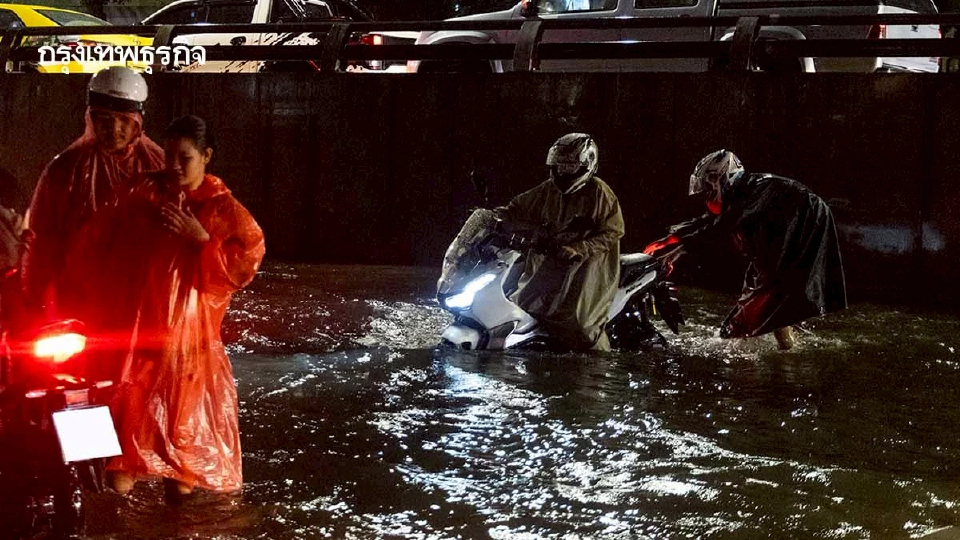กทม. เร่งระบายน้ำ หลังฝนตกหนักทั่วกรุง เตรียมพร้อมรับมือฝนคืนนี้
