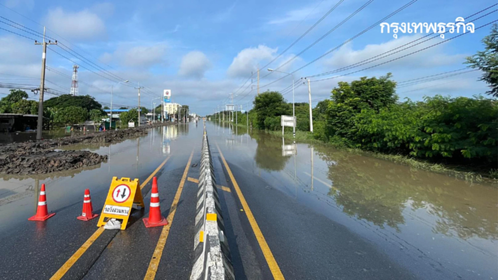 สถานการณ์น้ำท่วมอ่างทอง ปิดถนน ทล.33 ป่าโมก-สุพรรณฯ ท่วมสูง 50 ซม.