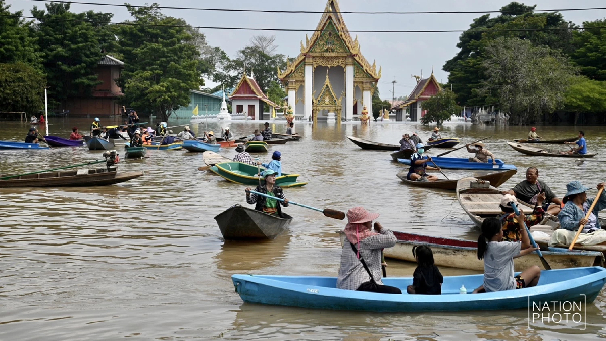 อัปเดต 'น้ำท่วมอยุธยา' ชาวบ้าน ต.หัวเวียง พายเรือมารอต้อนรับ นายกฯ ลงพื้นที่