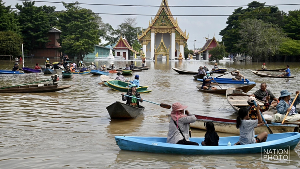 อัปเดต 'น้ำท่วมอยุธยา' ชาวบ้าน ต.หัวเวียง พายเรือมารอต้อนรับ นายกฯ ลงพื้นที่