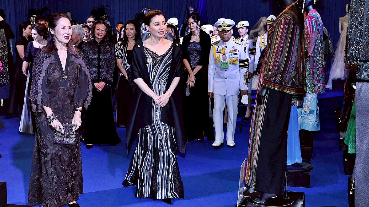 พระราชินี เสด็จฯ ทอดพระเนตรนิทรรศการ-งานแสดงแฟชั่นโชว์ 45 ปี ห้องเสื้อพิจิตรา