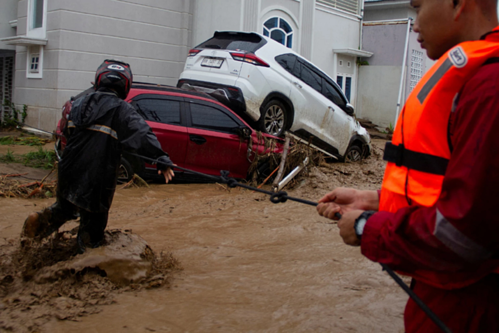 ยอดดับน้ำท่วมอินโดนีเซียพุ่ง 303 ราย สูญหายอย่างน้อย 279