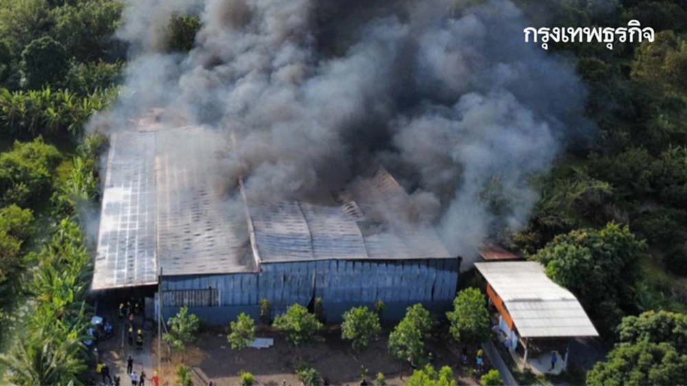 ด่วน! ไฟไหม้อู่ซ่อมรถ นนทบุรี รถยนต์เสียหายหลายคัน เร่งดับเพลิง