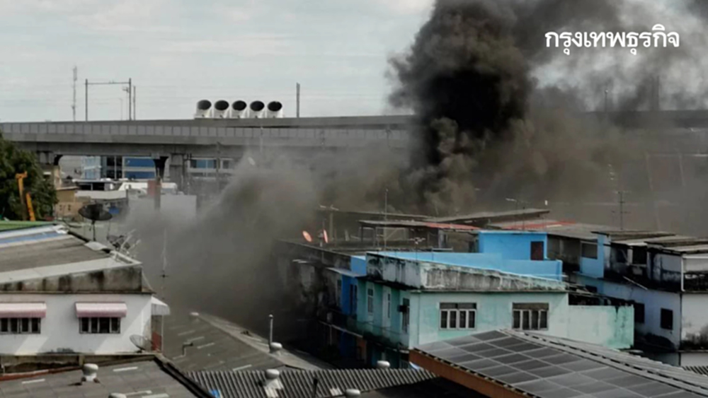 ระทึก เกิดเหตุ ไฟไหม้บ้าน 3 ชั้น ซ.สรณคมน์ 2 เขตดอนเมือง บาดเจ็บ 1 ราย