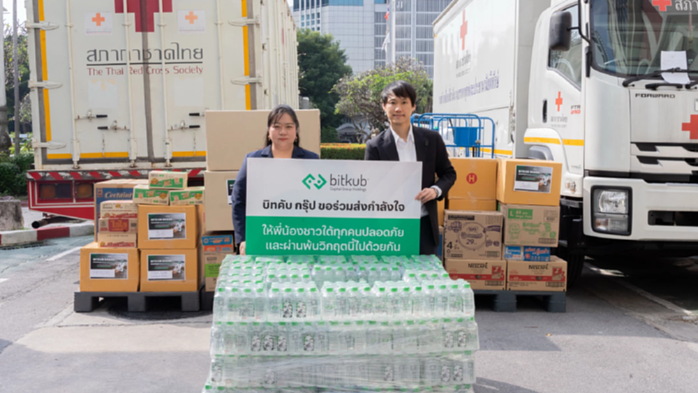 ท๊อป จิรายุส นำทีมส่งมอบอาหาร-น้ำดื่ม-ของใช้ ช่วยผู้ประสบภัยน้ำท่วมภาคใต้