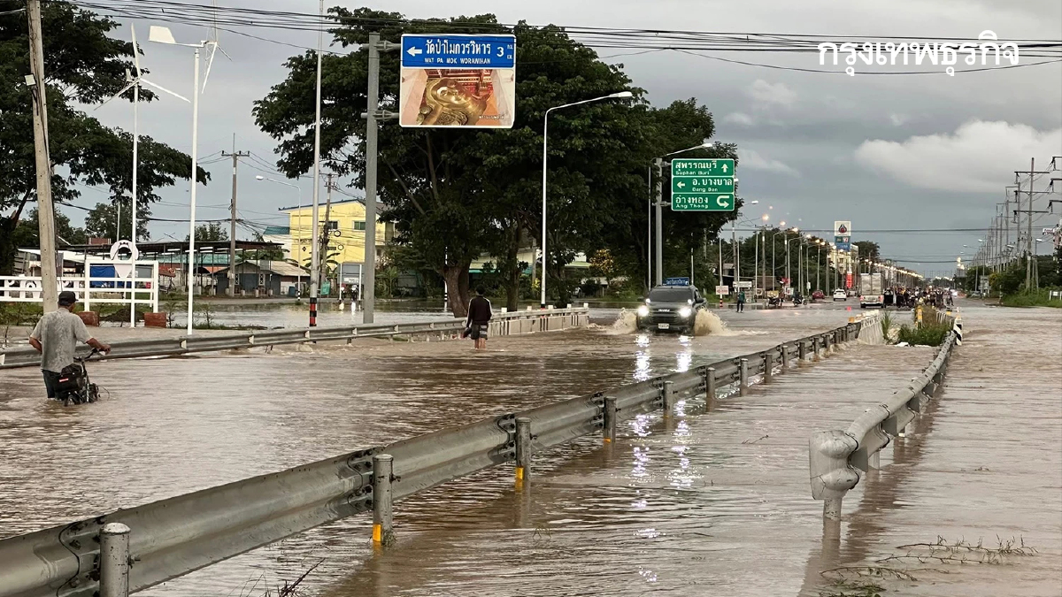 อ่างทองวิกฤติ! น้ำท่วมคอสะพานป่าโมก 40 ซม.ขึ้นไป รถเล็กหลีกด่วน