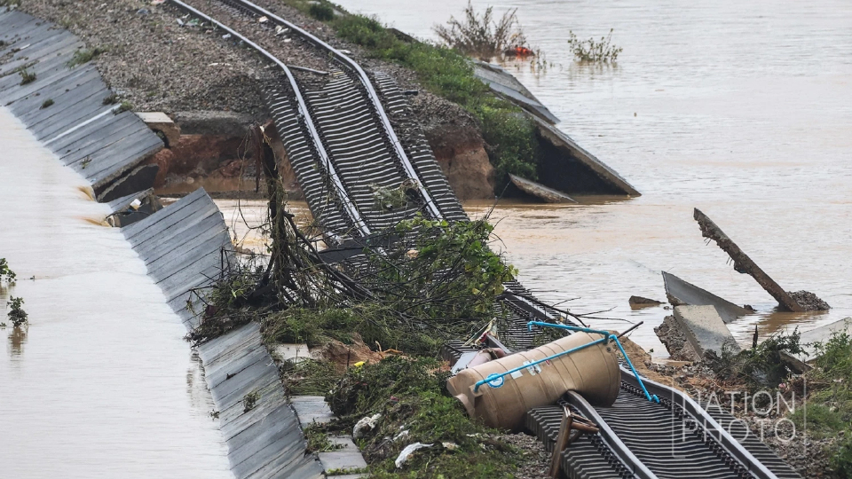 น้ำท่วมใต้วิกฤต! กระแสน้ำไหลแรง ซัดทางรถไฟสายใต้ขาด รฟท. งดเดินรถชั่วคราว