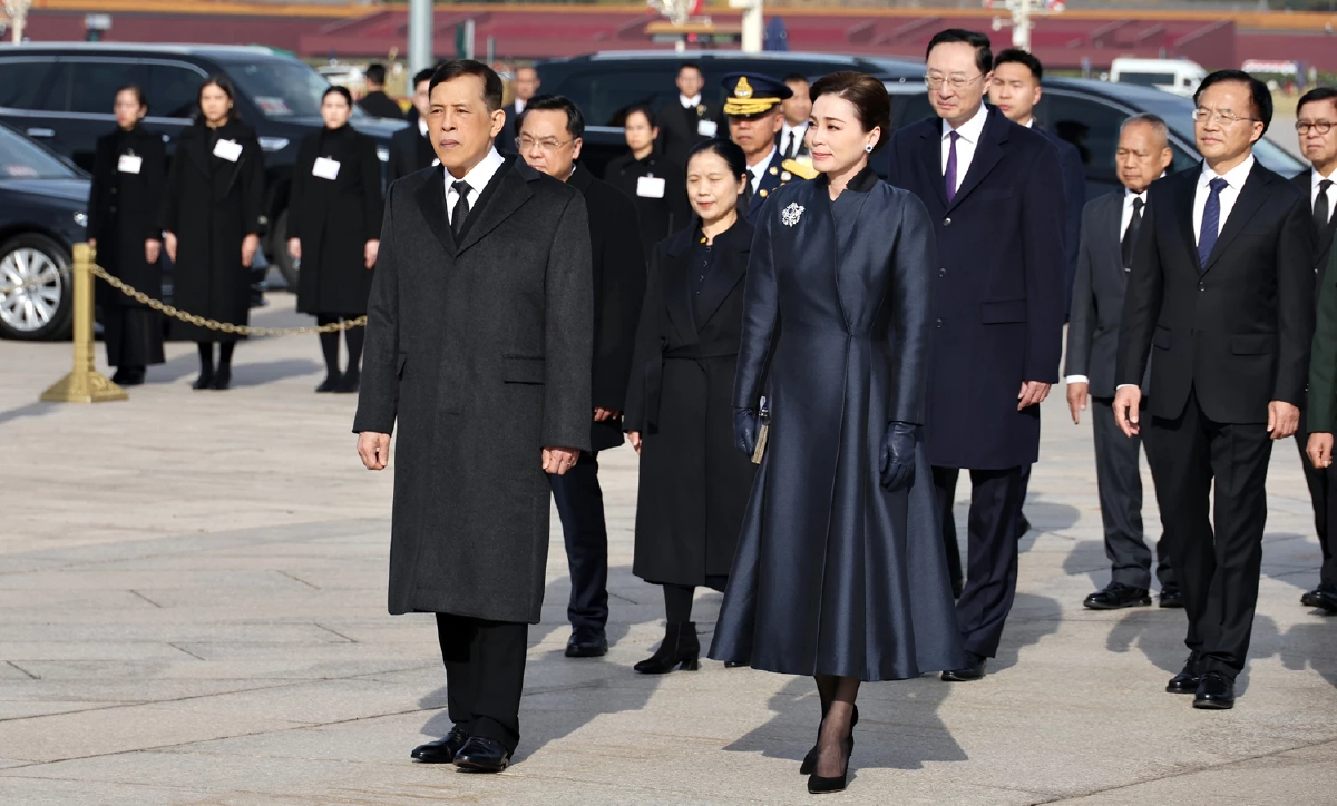 ในหลวง พระราชินี เสด็จฯ ทรงวางพวงมาลา ณ อนุสาวรีย์วีรชน จัตุรัสเทียนอันเหมิน