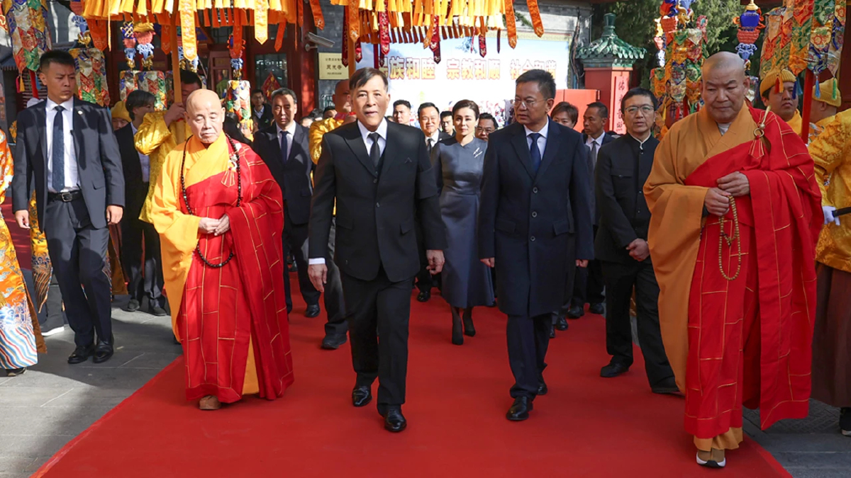 ในหลวง-พระราชินี ทรงสักการะพระพุทธรูปพระศากยมุนี  และพระบรมสารีริกธาตุ (พระเขี้ยวแก้ว) ณ วัดหลิงกวง  กรุงปักกิ่ง