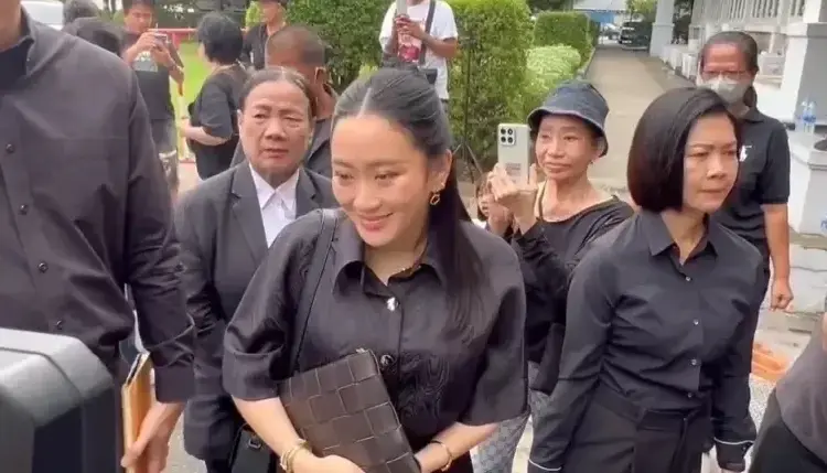 'อิ๊งค์-เอม' นำพวงมาลัยกราบ 'ทักษิณ' ปัดตอบอัยการอุทธรณ์คดี 112