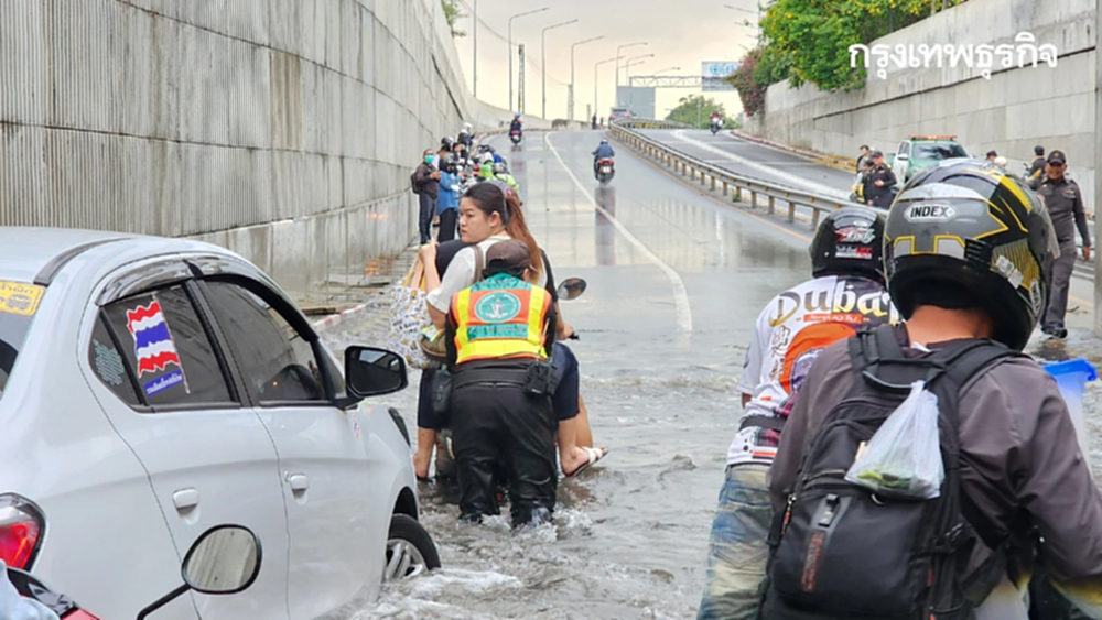 กระทบมาก ปิดถนน อุโมงค์ทางลอด ถนนเลียบทางรถไฟ น้ำท่วมสูงอยู่