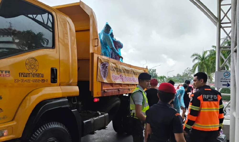 กรมทางหลวง สั่งด่วน! จัดรถ 6 ล้อ รับ-ส่งฟรี 24 ชม. สู้ภัยน้ำท่วมใต้