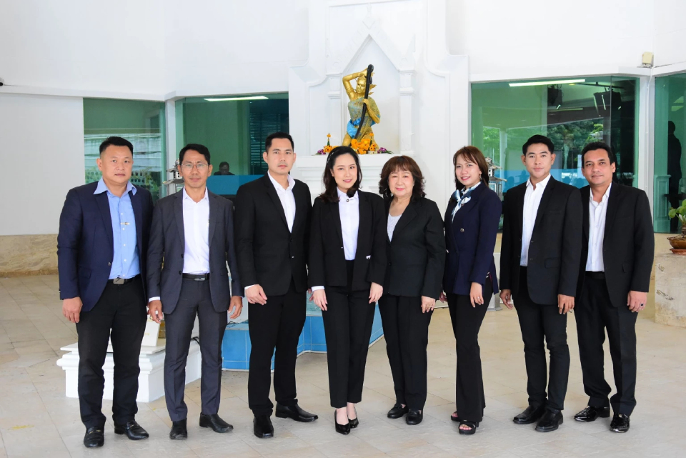 'นัยนา ชีวานันท์' ควง 'ภคอร' บุตรสาว-บุตรชาย สมัครสมาชิกพรรค ปชป.