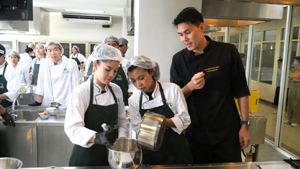 ดึงเชฟดังสร้างแรงบันดาลใจให้กับ นศ.ตั้งเป้าปั้นนักบริการรุ่นใหม่