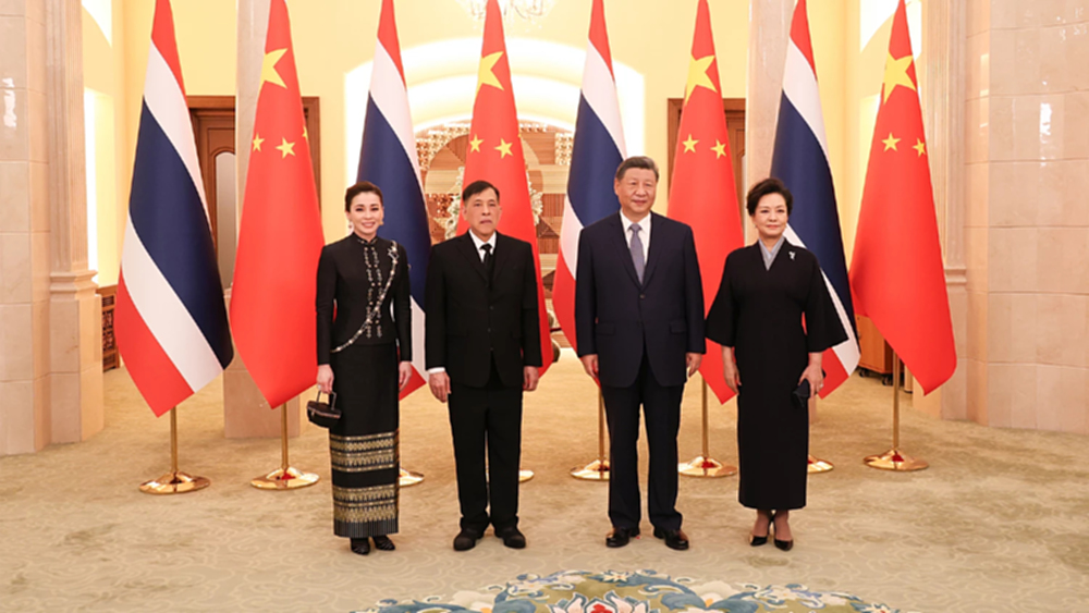 ในหลวง - พระราชินี เสด็จพระราชดำเนินไปในงานเลี้ยงพระกระยาหารค่ำ รัฐบาลจีนจัดถวาย