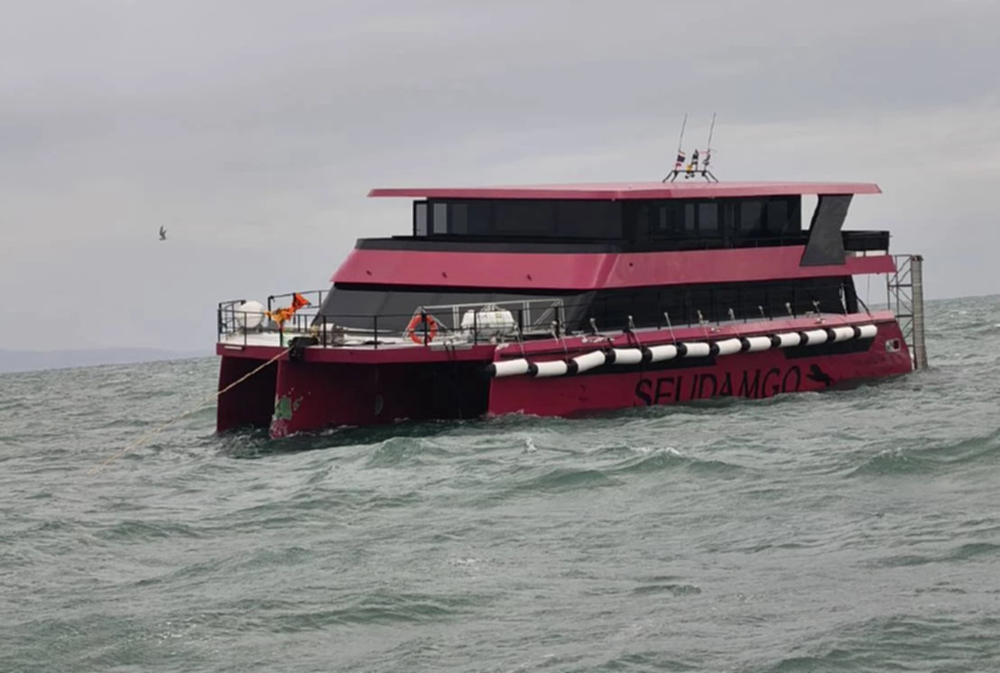 ระทึก ช่วย 97 นทท. เรือข้ามฝั่งเกาะกูดท้องเรือแตก น้ำทะลักเข้าเรือ