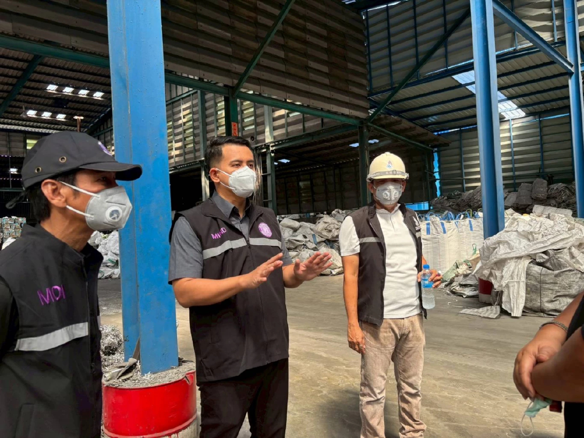 'ธนกร' ปิด 6 โรงหลอม! บุกกองพนันพล สกัดมลพิษสมุทรสาคร หลังชาวบ้านร้อง