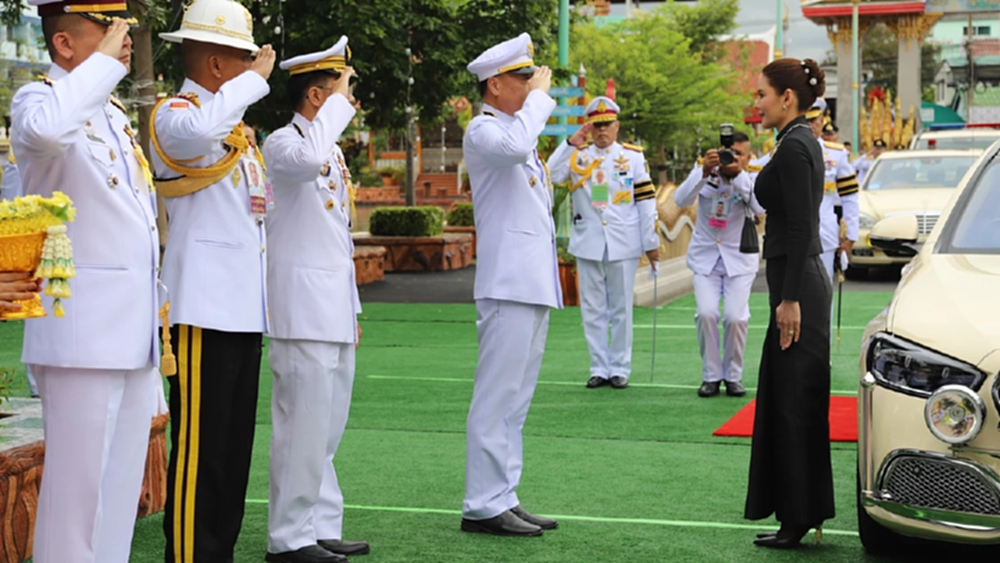 โปรดเกล้าฯ พลตรีหญิง ท่านผู้หญิงอรอนงค์ ปิยนาฎวชิรพัทธ์ ในพิธีฯวัดบางพลีใหญ่กลาง