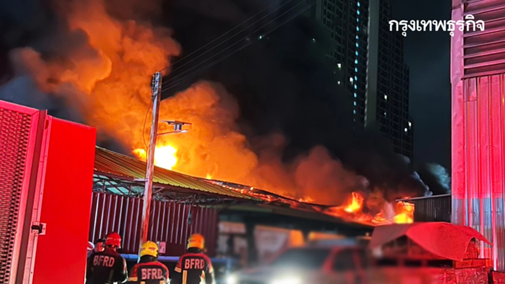 คืบหน้า ไฟไหม้โกดังสินค้า ราษฎร์บูรณะ 29 เกิดหลังคายุบตัวลงมาอีก