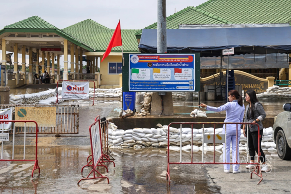 เจ้าพระยาล้นตลิ่ง เร่งเสริมกระสอบทราย 'ท่าน้ำนนท์' น้ำทะเลหนุน