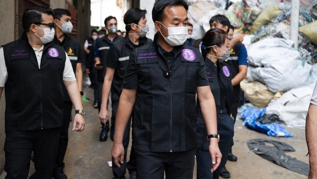 รมช.อุตฯ สั่ง ปิดโรงงานพลาสติย่านนครปฐม หลังถูกร้องเรียน ควันดำ-กลิ่นพิษ