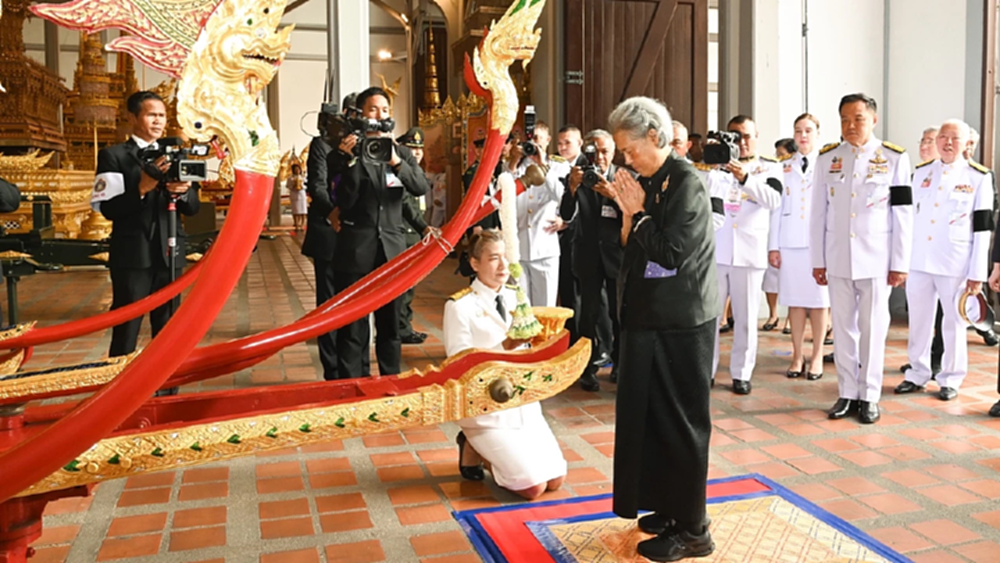 กรมสมเด็จพระเทพรัตนราชสุดาฯ ทรงบวงสรวงราชรถ ในพระราชพิธีถวายพระเพลิงพระบรมศพฯ