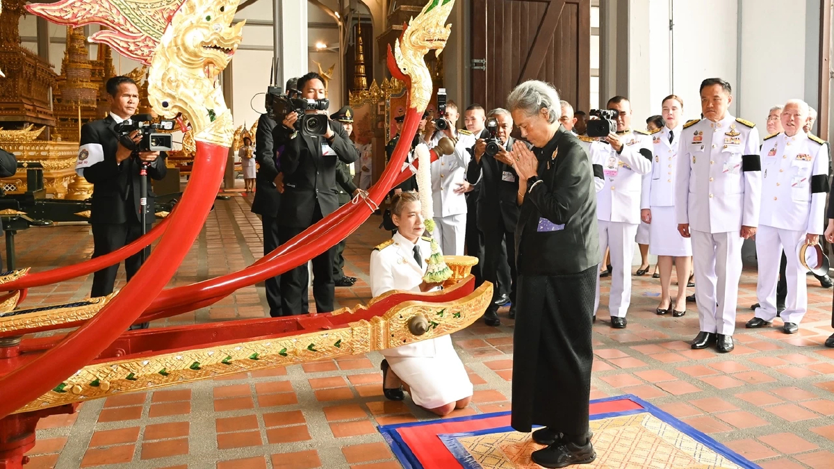 กรมสมเด็จพระเทพรัตนราชสุดาฯ ทรงบวงสรวงราชรถ ในพระราชพิธีถวายพระเพลิงพระบรมศพฯ