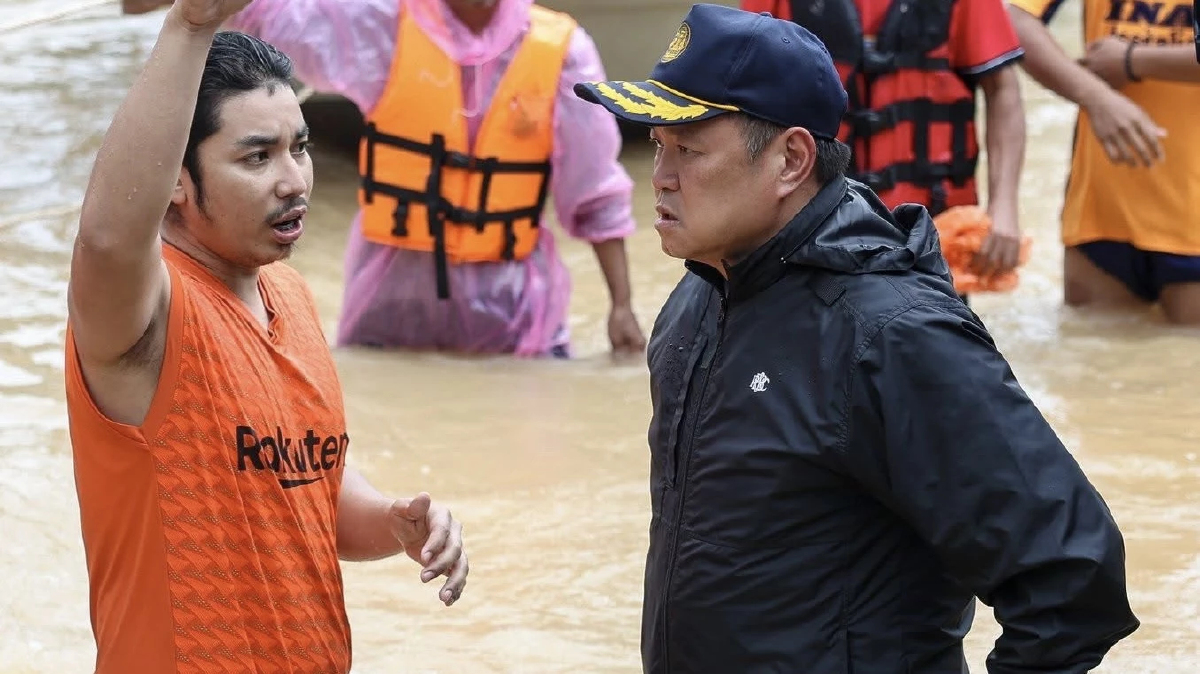 เพจเชียร์ ‘อนุทิน’ โชว์ภาพ ลุย ‘น้ำท่วมหาดใหญ่’ อวย อยู่ใกล้ปัญหาที่สุด