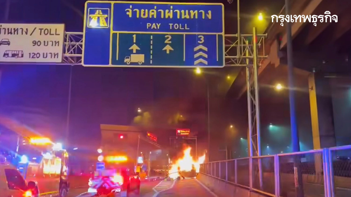 ระทึก รถยนต์ชนขอบทางพลิกคว่ำ ไฟไหม้วอดทั้งคัน หน้าด่านแจ้งวัฒนะ